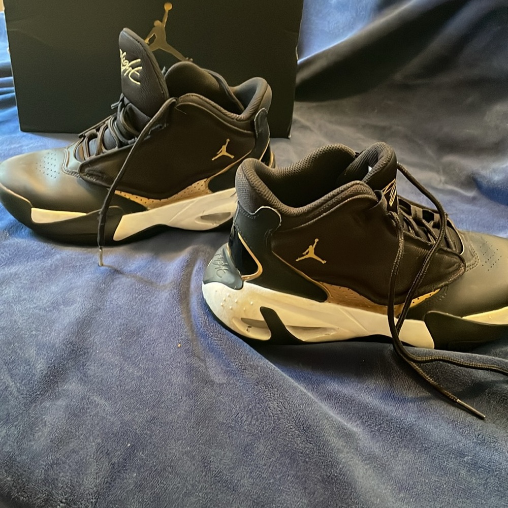 Jordan Max aura 4. Youth kids Size 6. Black/metallic gold-white.